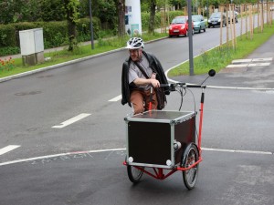 Franks schnittiger Kurvenstil mit Fahrrad