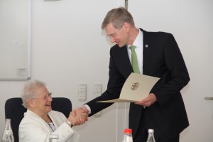 Dr. Heiko Blume gratuliert Regine Lübke zur Verdienstmedaille der Bundesrepublik Deutschland
