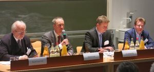 Kleine Ministerrunde v. l. n. r. : Rudolf Henke, MdB, Fraktion der CDU/CSU, Moderator Michael Krons, Jens Beck, MdB, Fraktion der FDP  und Sebastian Lemme, SHV - FORUM GEHIRN e.V.