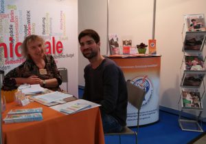 Am Stand des SelbstHilfeVerband – FORUM GEHIRN e. V. auf der REHAB in Karlsruhe